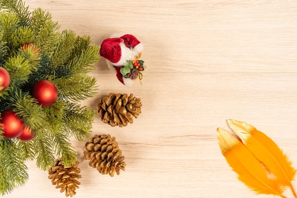 Conceito Natal Com Árvore Bugigangas Papai Noel Pinhas Penas Laranja — Fotografia de Stock