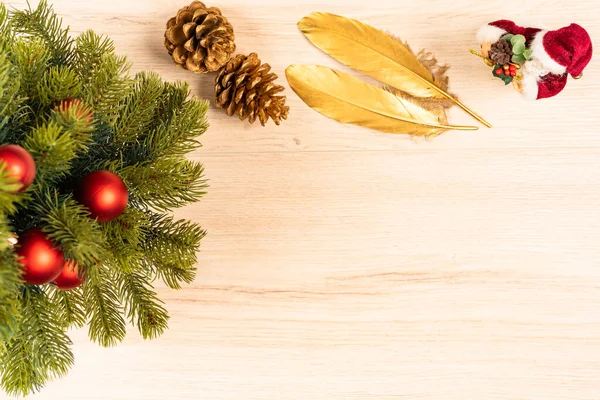 Weihnachtskonzept Mit Baum Kugeln Weihnachtsmann Tannenzapfen Und Goldfedern Von Oben — Stockfoto