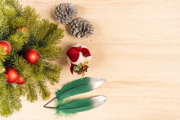 Weihnachtskonzept Mit Baum Kugeln Weihnachtsmann Tannenzapfen Und Grünen Federn Von — Stockfoto