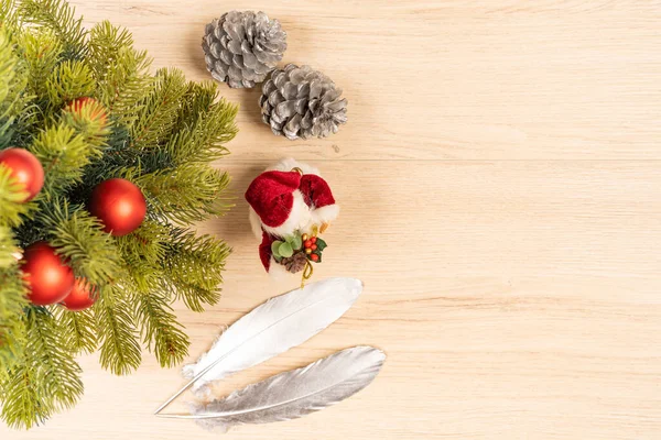 Kerstconcept Met Boom Kerstballen Kerstman Dennenappels Zilveren Veren Bovenaanzicht — Stockfoto