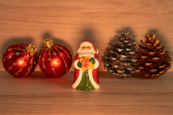 Conceito Natal Com Figura Porcelana Papai Noel Segurando Uma Caixa — Fotografia de Stock