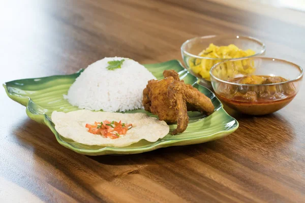 Indiase Keuken Bananenblad Bijgerechten Houten Tafel — Stockfoto