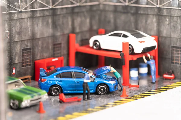 Miniatuur Monteur Controleren Van Motor Terwijl Een Technicus Doet Een — Stockfoto