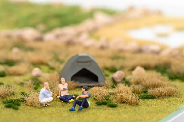 Campeurs Miniatures Tente Sur Les Prairies — Photo