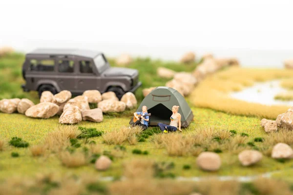Miniatuur Man Speelt Gitaar Met Zijn Vriend Camping — Stockfoto