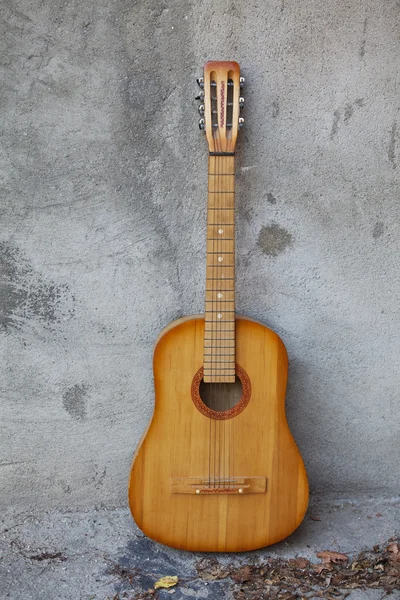 eski duvara eski klasik gitar