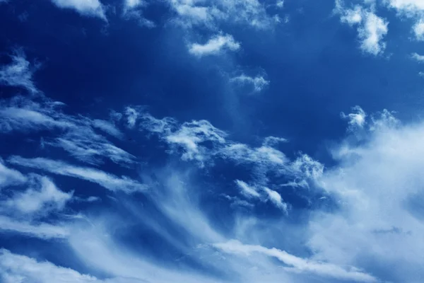 Fundo abstrato azul, céu azul escuro com nuvens brancas como atmosfera wat — Fotografia de Stock