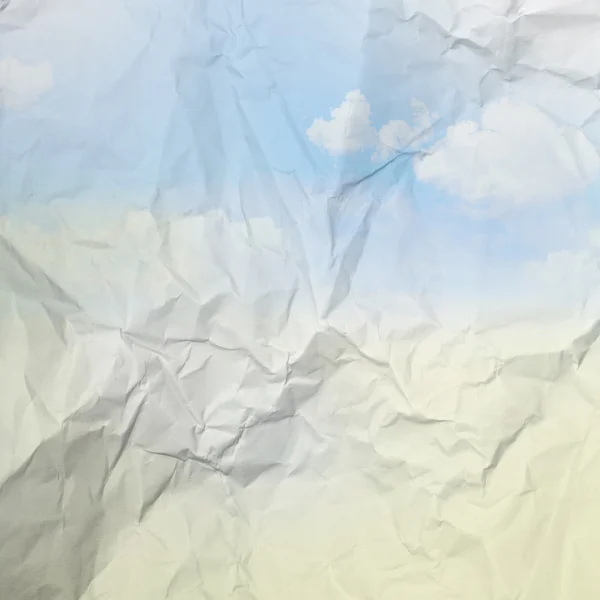 Yaşlı buruşuk kağıt hassas mavi gökyüzü ve bulutlar beyaz manzaralı — Stok fotoğraf