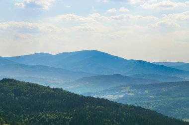 dağ manzarası, beyaz bulutlar ve Vadi Manzaralı üzerinde mavi gökyüzü
