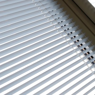 İç tasarım için beyaz panjurlu pencere çizgili arka plan