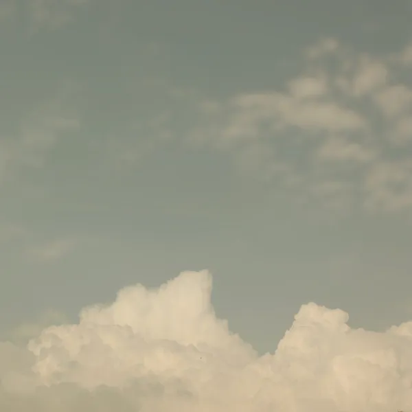 Wolken op bleke blauwe hemel — Stockfoto