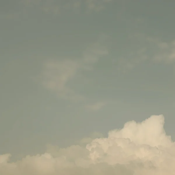 Vintage achtergrond witte wolken op bleke blauwe hemel — Stockfoto
