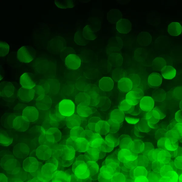 Grünes Bokeh auf schwarzem Hintergrund — Stockfoto