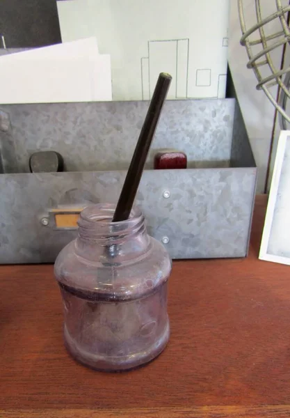 Ink Pen Dried Out Inkwell Wooden Desk — Stock Photo, Image