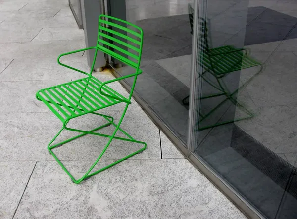 Cam Duvarın Yanındaki Yeşil Metal Sandalye — Stok fotoğraf