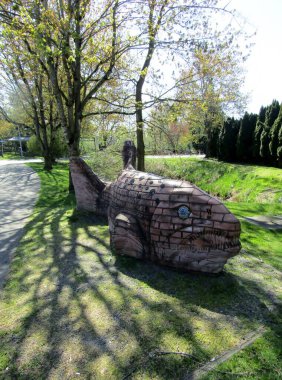 Abbotsford, BC, Kanada yakınlarındaki Discovery Trail patikasının başlangıcında somon heykeli.