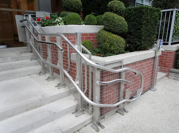 Inclined Wheelchair Lift Building Entrance Staircase — Fotografia de Stock