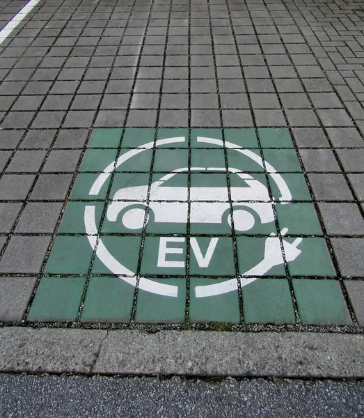 Znak Stacji Ładowania Pojazdów Elektrycznych Pomalowany Parkingu Kafelkami — Zdjęcie stockowe