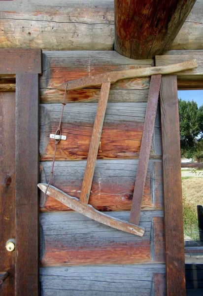 Bucksaw Tergantung Luar Log House Semua Kelowna Kanada — Stok Foto