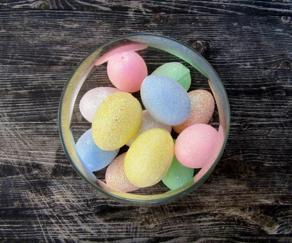 Ζυγός Από Πολύχρωμο Glitter Καλύπτονται Πλαστικά Αυγά Γυάλινο Βάζο — Φωτογραφία Αρχείου