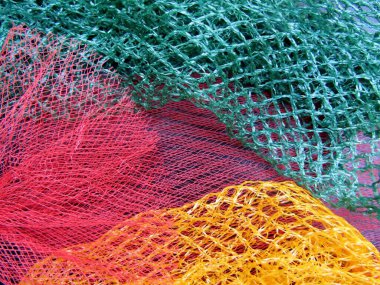 Meyve ve sebzelerin yakın çekimi için çeşitli koruyucu ağ torbaları.