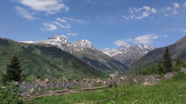  Mt. Yazın Ushba 'da çifte zirve