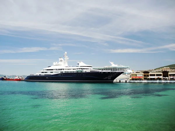 Kreuzfahrtschiff, Ozeandampfer. kusadasi, Türkei lizenzfreie Stockfotos