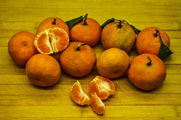 Group Ripe Orange Tangerines Dark Green Leaves Peeled Slices Lie — Stock Photo, Image