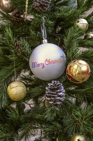 Kerst Achtergrond Van Dennentakken Met Witte Gele Ronde Ballen Dennenappels — Stockfoto