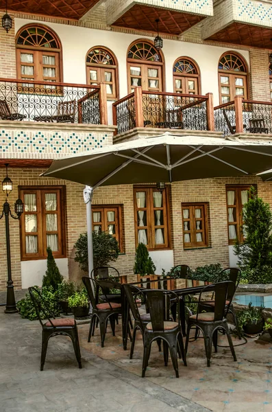 伊斯法哈市亚美尼亚人居住区 亚美尼亚 旅馆庭院花园的花丛中 水池边的桌子和椅子上有一个喷泉 — 图库照片