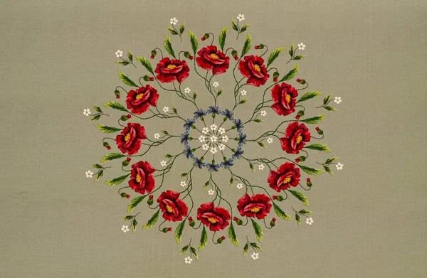 꽃봉오리가 양귀비와 옥수수 그리고 면으로 꽃무늬가 꽃들로 장식된 모양의 — 스톡 사진