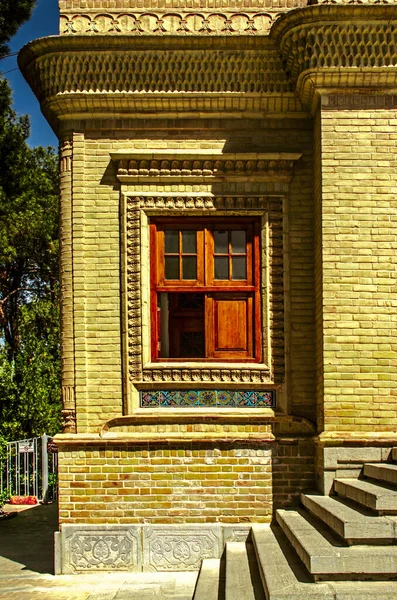 2021年2月19日 伊朗亚兹市火葬博物馆白色砖楼的立面上 有一个四页的窗户 上面有一个突出的凸起的墙角 镶嵌有图纹的粉刷 — 图库照片
