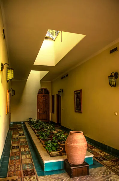 2021年2月19日 伊朗亚兹德 在亚兹德Favardin街的 Dad 酒店走廊使用露天天窗进行日光和通风 — 图库照片