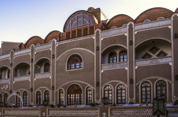 Yazd Iran Lutego 2021 Wnętrze Dwupiętrowego Budynku Loggiami Owalnymi Oknami — Zdjęcie stockowe