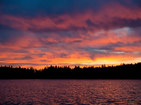 Déclin sur le lac en Carélie — Photo