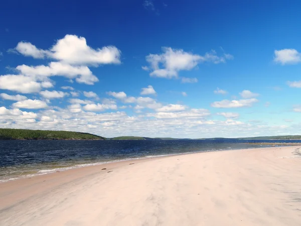 Stranden vid vita havet — Stockfoto