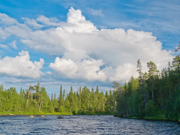 Krajobraz lato z jeziora i chmury — Zdjęcie stockowe