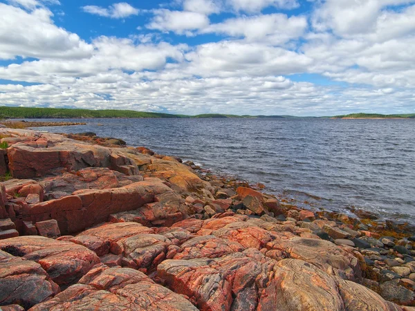 Красивое море, камни и небо — стоковое фото