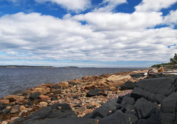 Hermoso mar, piedras y cielo — Foto de Stock