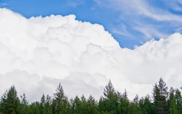 Wolken vergelijkbaar met bergen — Stockfoto