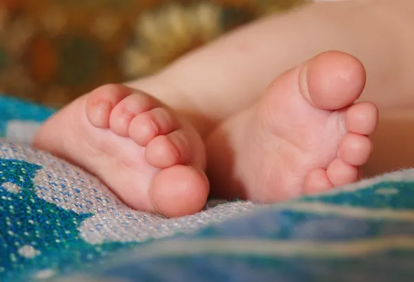 Babys Füße auf einer Decke. — Stockfoto
