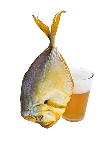 Pesce secco un vomito e un bicchiere con birra . — Foto Stock