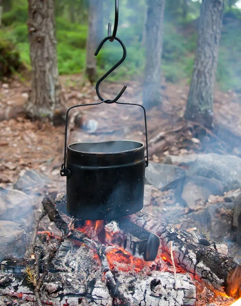 불에 주전자에 끓는 물 — 스톡 사진