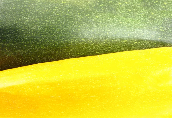 Groene en gele plantaardige courgettes huid achtergrond. — Stockfoto