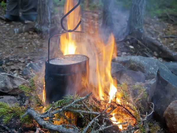 Kochendes Wasser in einem Wasserkocher in Flammen — Stockfoto