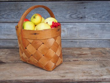 Taze olgun elmalar sepette.