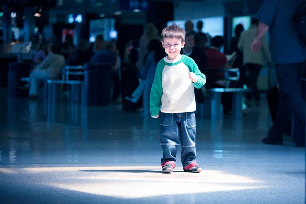 Söt liten pojke står vid flygplats — Stockfoto