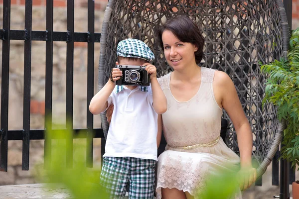 Mère et son petit fils avec caméra rétro — Photo