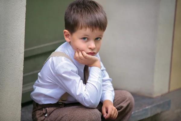 Ritratto di un bambino di quattro anni all'aperto in città — Foto Stock