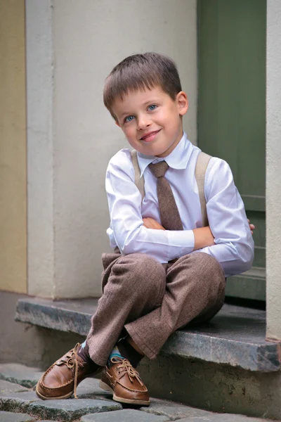 Portret szczęśliwy małego chłopca na zewnątrz w mieście — Zdjęcie stockowe
